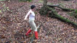 ely-testing-her-new-red-hunters_1.jpg