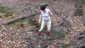 ely-testing-her-new-red-hunters_10.jpg