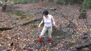 ely-testing-her-new-red-hunters_11.jpg
