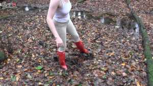 ely-testing-her-new-red-hunters_3.jpg