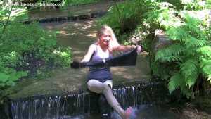 messy-jessie--flooding-her-wad_6.jpg