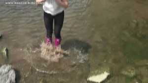 splashing-in-the-river_4.jpg